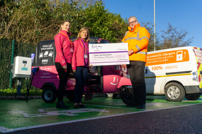 _DSC4800-2 Via present cheque to Rosie May Foundation